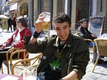 NeuneuDe At Bruxelles xD With une biére BlonDe .